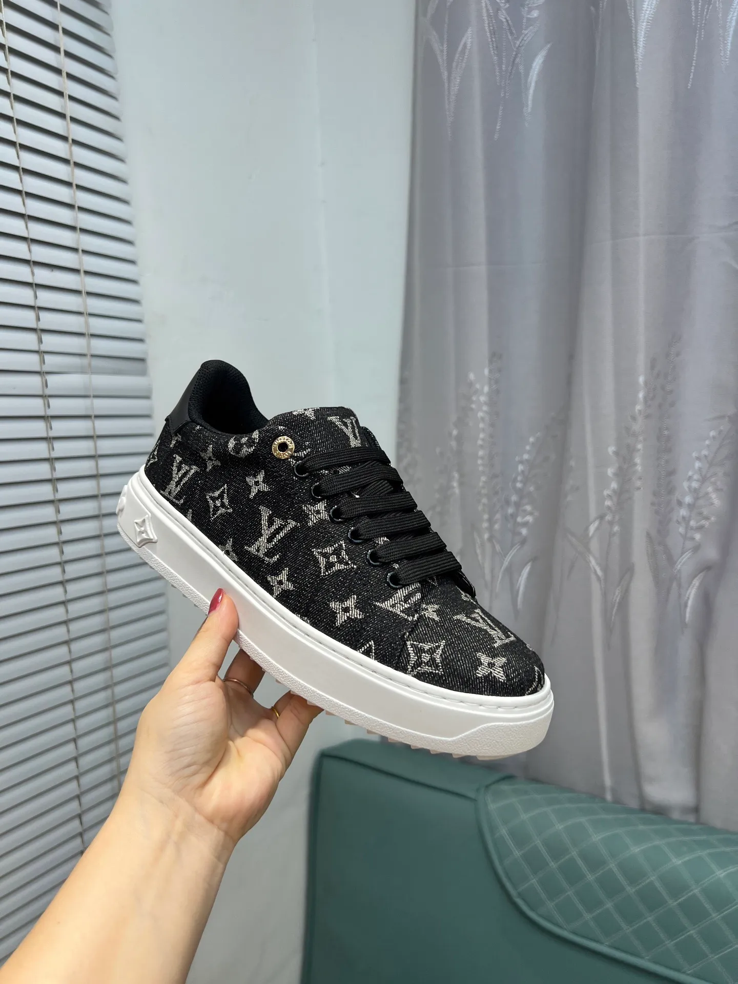 Men's Men's Shoes 💰540 LV Louis Vuitton. The latest fashionable casual shoes are popular in physical stores. The new spring and summer comfortable imported custom patent leather plus cowhide, cowhide mesh, and unique jacquard fabric element design. With sheepskin lining, Lv original base, [sun][sun] high-end packaging and high quality💪Details determine quality, welcome to compare🇮🇹Code number 38-44, 45 can be customized